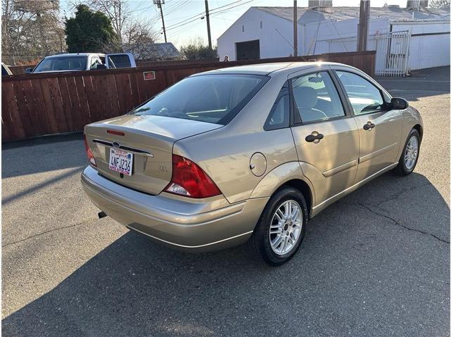 Photo of 2000 Gold Ford Focus