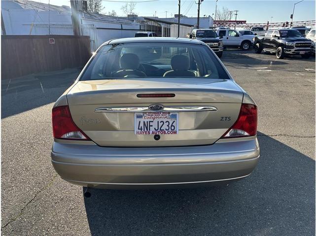 Photo of 2000 Gold Ford Focus