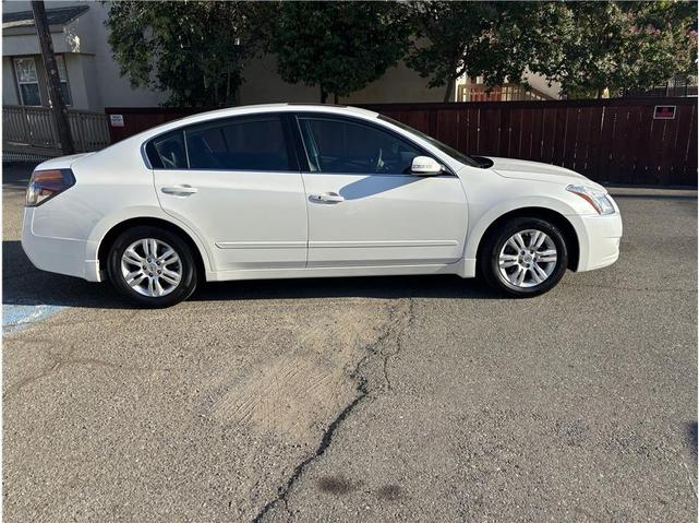 Photo of 2011 White Nissan Altima