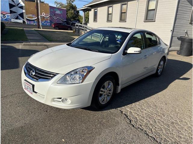 Photo of 2011 White Nissan Altima
