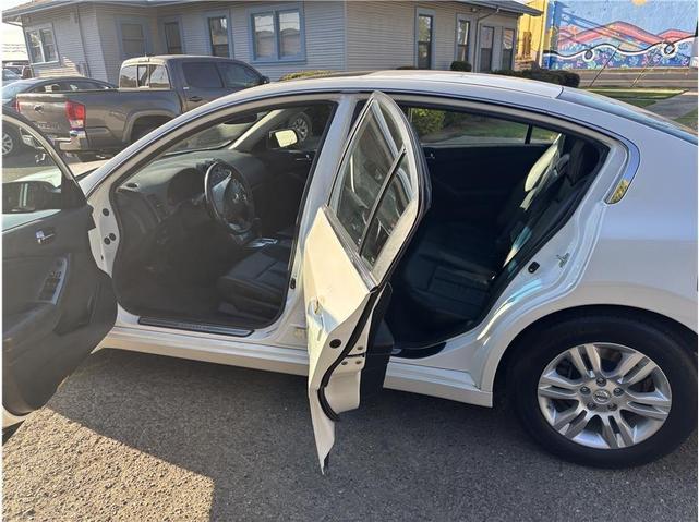 Photo of 2011 White Nissan Altima