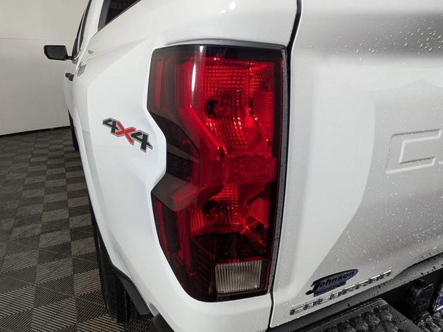Photo of 2025 Summit White Chevrolet Colorado