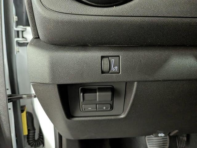 Photo of 2025 Summit White Chevrolet Colorado