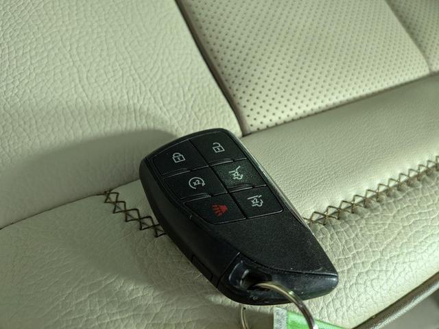 Photo of 2021 White Frost Tri-Coat GMC Yukon XL