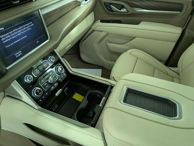 Photo of 2021 White Frost Tri-Coat GMC Yukon XL
