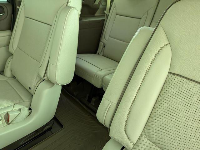 Photo of 2021 White Frost Tri-Coat GMC Yukon XL