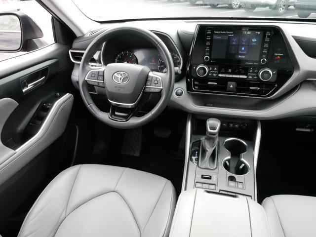Photo of 2021 Midnight Black Metallic Toyota Highlander