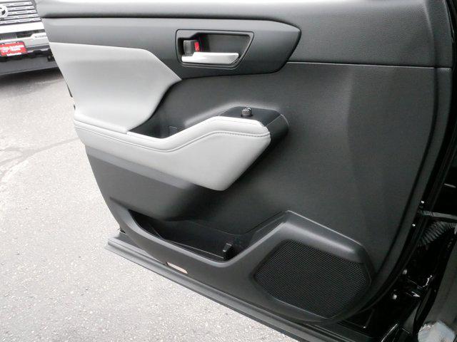 Photo of 2021 Midnight Black Metallic Toyota Highlander