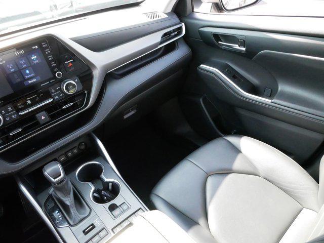 Photo of 2021 Magnetic Gray Metallic Toyota Highlander