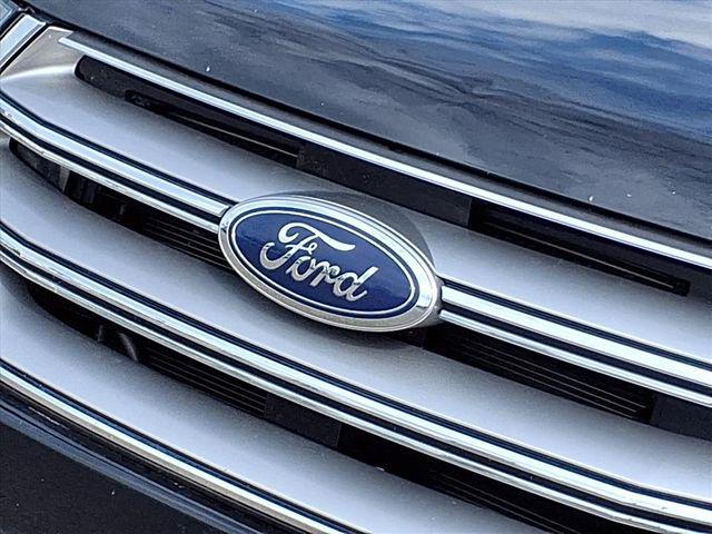 Photo of 2016 White Platinum Metallic Tri-Coat Ford Edge