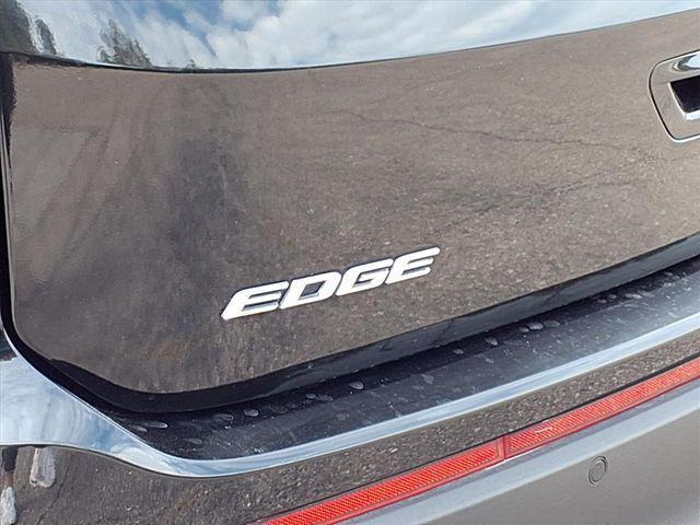 Photo of 2016 White Platinum Metallic Tri-Coat Ford Edge