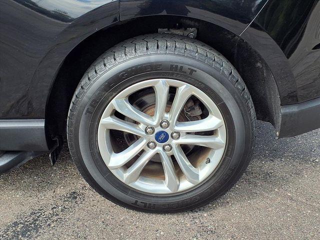 Photo of 2016 White Platinum Metallic Tri-Coat Ford Edge