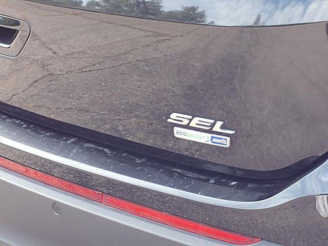 Photo of 2016 White Platinum Metallic Tri-Coat Ford Edge