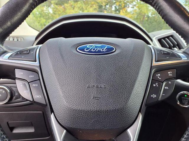Photo of 2016 White Platinum Metallic Tri-Coat Ford Edge