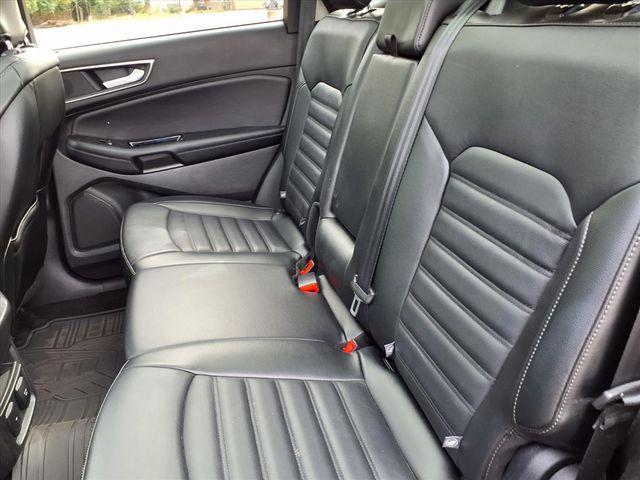 Photo of 2016 White Platinum Metallic Tri-Coat Ford Edge