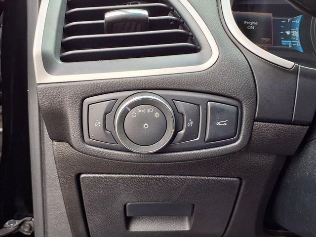 Photo of 2016 White Platinum Metallic Tri-Coat Ford Edge