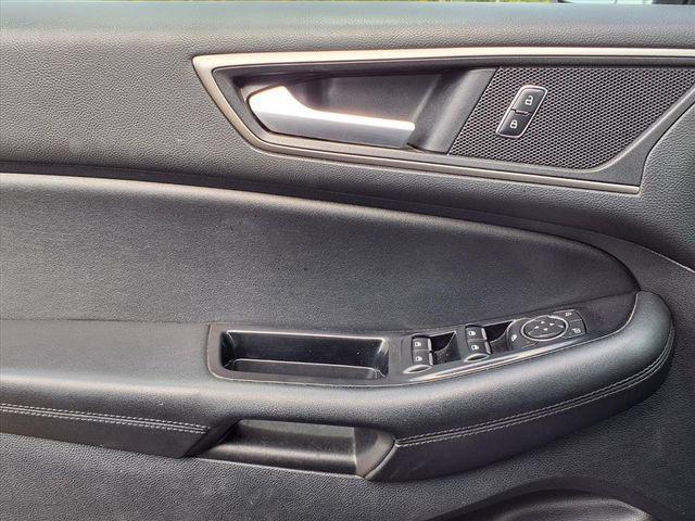 Photo of 2016 White Platinum Metallic Tri-Coat Ford Edge