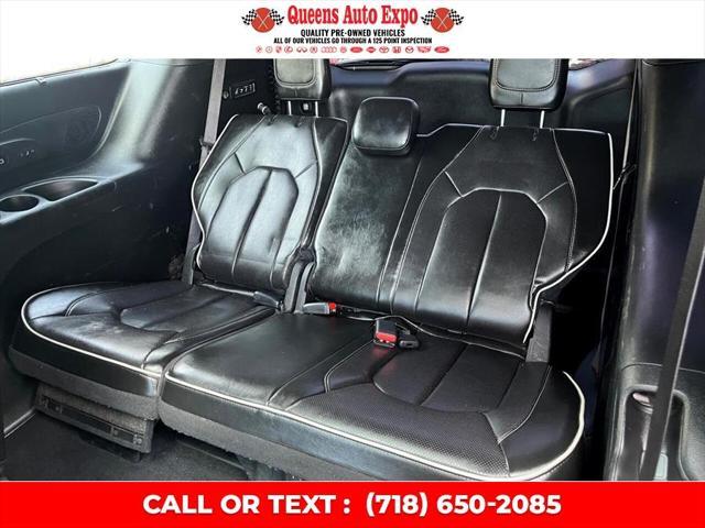 Photo of 2022 Granite Crystal Metallic Clearcoat Chrysler Pacifica