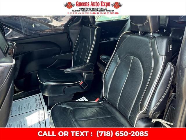Photo of 2022 Granite Crystal Metallic Clearcoat Chrysler Pacifica