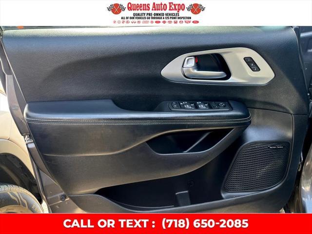 Photo of 2022 Granite Crystal Metallic Clearcoat Chrysler Pacifica