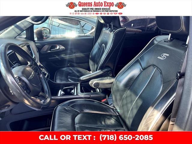 Photo of 2022 Granite Crystal Metallic Clearcoat Chrysler Pacifica