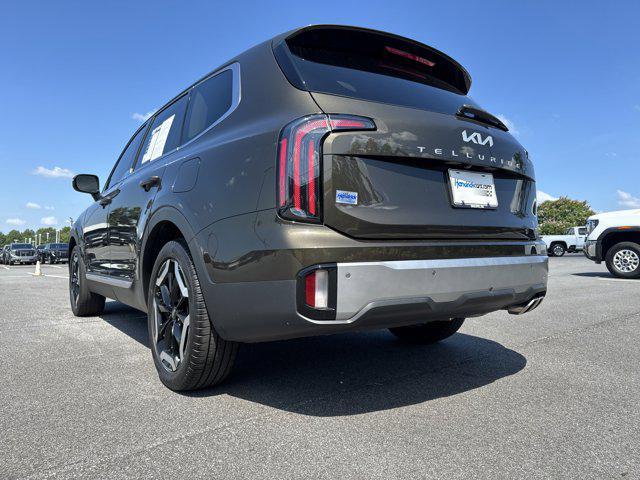 Photo of 2023 Dark Moss Kia Telluride