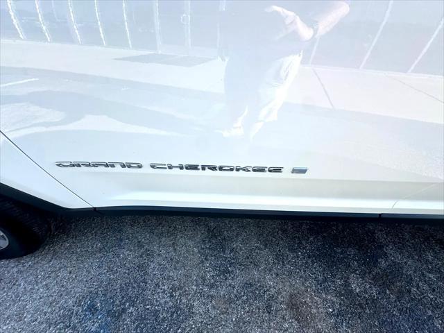 Photo of 2021 Bright White Clearcoat Jeep Grand Cherokee L