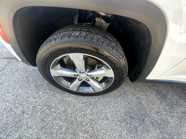Photo of 2021 Bright White Clearcoat Jeep Grand Cherokee L