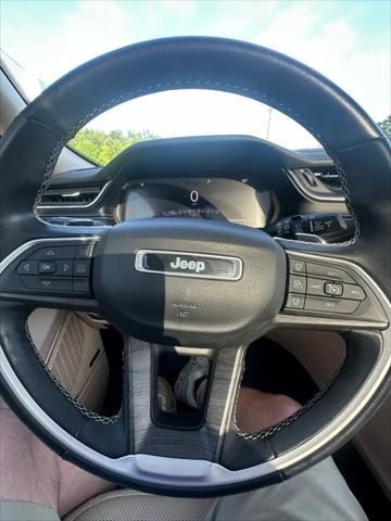 Photo of 2021 Bright White Clearcoat Jeep Grand Cherokee L