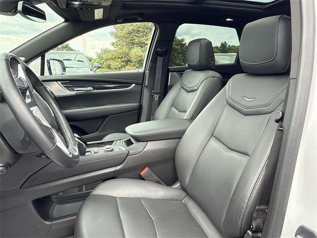 Photo of 2023 Crystal White Tricoat Cadillac XT5