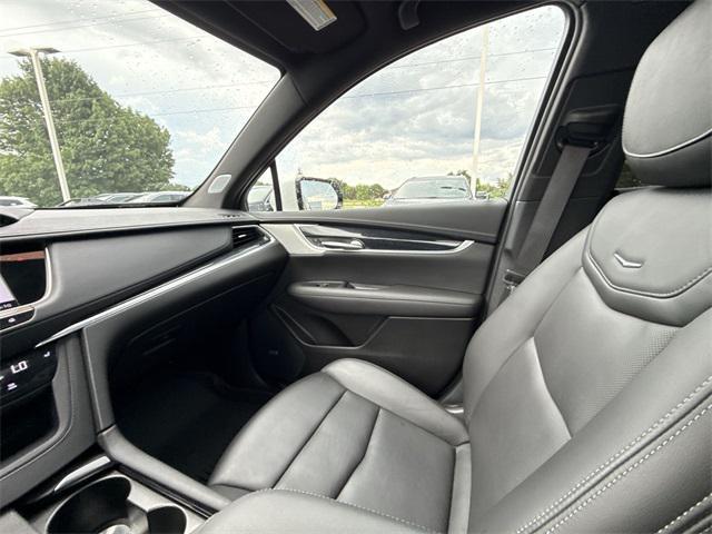 Photo of 2023 Crystal White Tricoat Cadillac XT5
