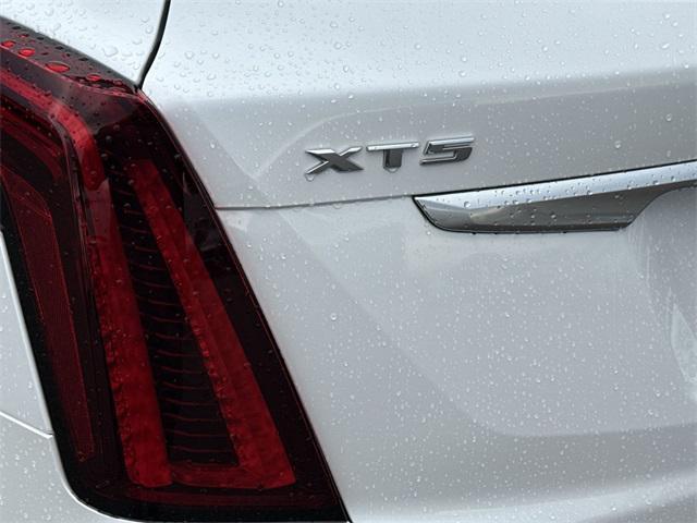 Photo of 2023 Crystal White Tricoat Cadillac XT5