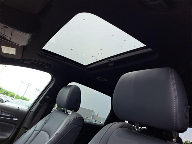 Photo of 2024 White Frost Tricoat Buick Enclave