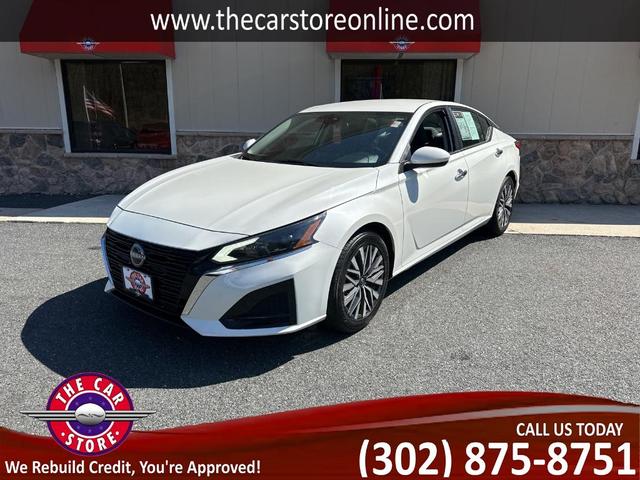 Photo of 2023 White Nissan Altima