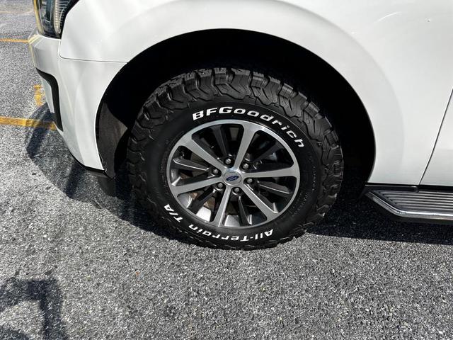 Photo of 2021 White Metallic Ford Expedition Max