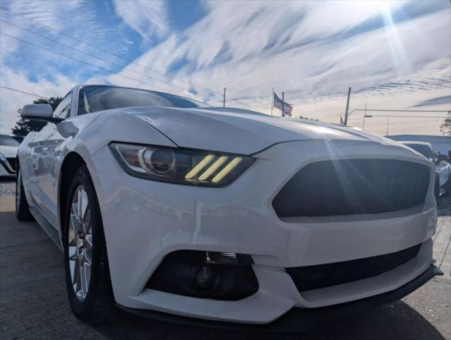Photo of 2017 Oxford White Ford Mustang