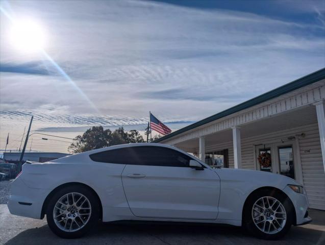 Photo of 2017 Oxford White Ford Mustang