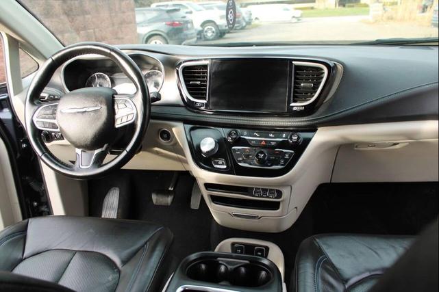 Photo of 2021 Brilliant Black Crystal Pearlcoat Chrysler Pacifica