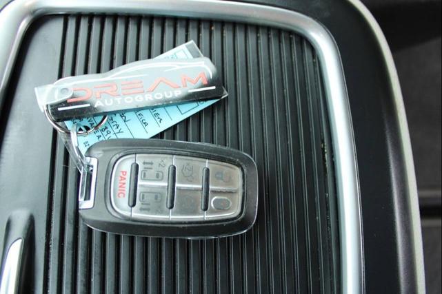 Photo of 2021 Brilliant Black Crystal Pearlcoat Chrysler Pacifica