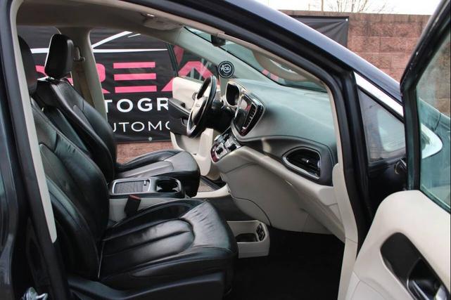 Photo of 2021 Brilliant Black Crystal Pearlcoat Chrysler Pacifica
