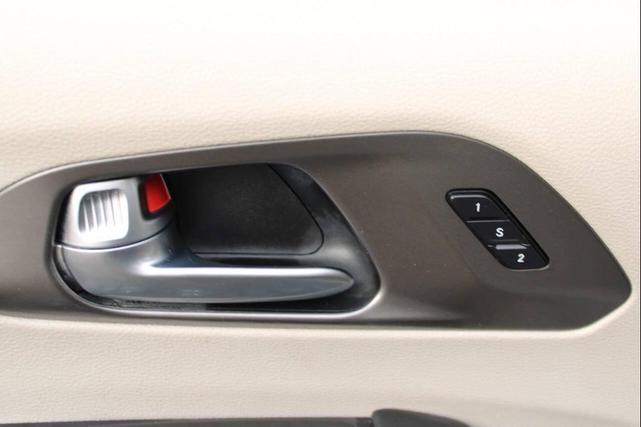 Photo of 2021 Brilliant Black Crystal Pearlcoat Chrysler Pacifica