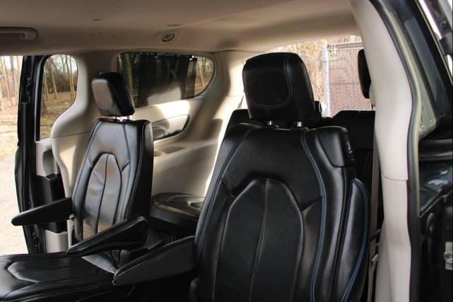 Photo of 2021 Brilliant Black Crystal Pearlcoat Chrysler Pacifica