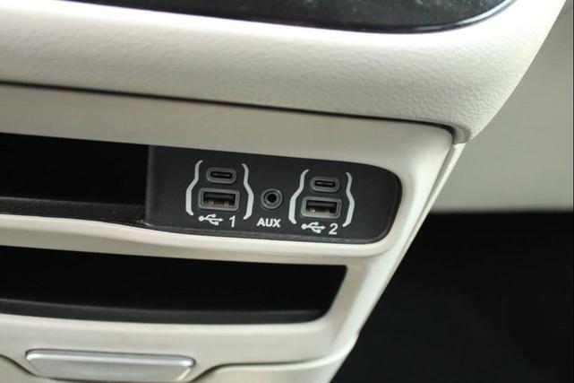 Photo of 2021 Brilliant Black Crystal Pearlcoat Chrysler Pacifica