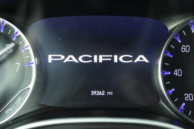 Photo of 2021 Brilliant Black Crystal Pearlcoat Chrysler Pacifica