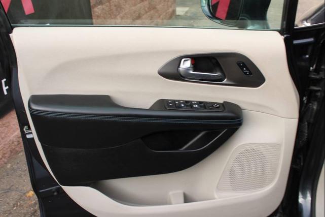 Photo of 2021 Brilliant Black Crystal Pearlcoat Chrysler Pacifica