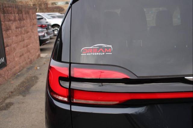 Photo of 2021 Brilliant Black Crystal Pearlcoat Chrysler Pacifica
