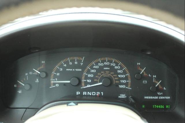 Photo of 2003 Oxford White Clearcoat Ford Expedition