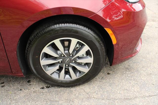 Photo of 2021 Velvet Red Pearlcoat Chrysler Pacifica Hybrid