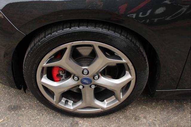 Photo of 2014 Tuxedo Black Ford Focus ST