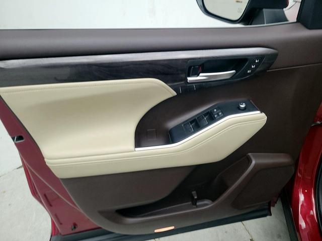 Photo of 2020 Red Toyota Highlander Hybrid